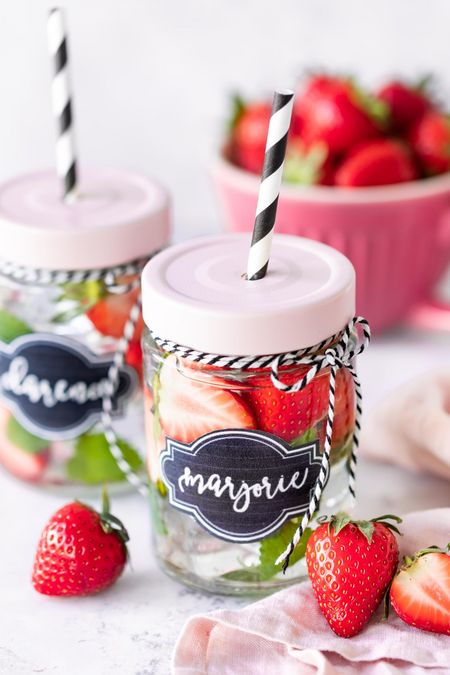 Erdbeeren in zwei Trinkgläsern